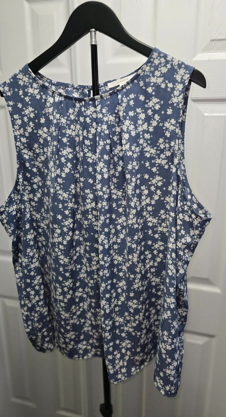 fun 2 fun blouse 3xl Blue Floral Sleeveless